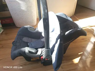 Silla de auto para bebé Beebest gris - miniatura 2