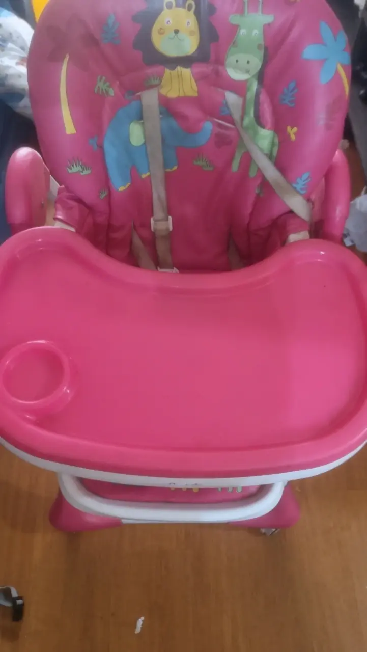 Silla de comer infantil rosada con diseño de animales - 1