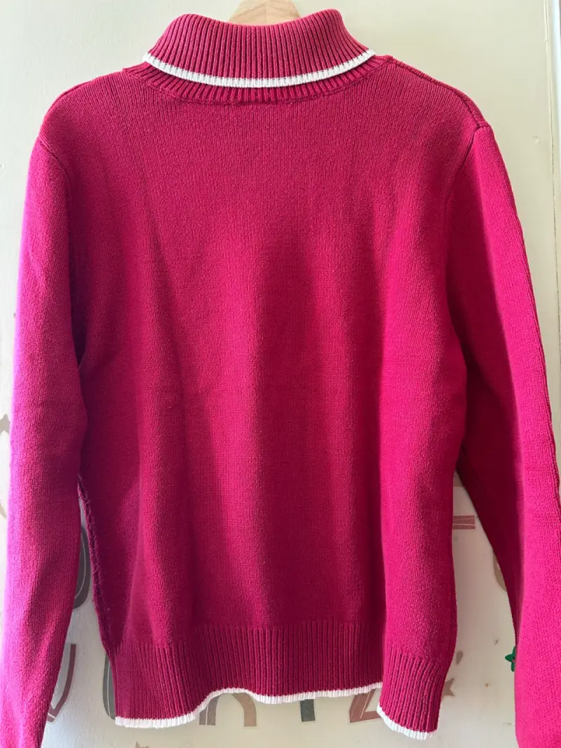Suéter rojo con diseño de copos de nieve - 2