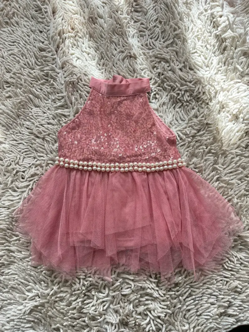 Vestido de niña rosa con lentejuelas y perlas - 1