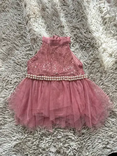 Vestido de niña rosa con lentejuelas y perlas - miniatura 1