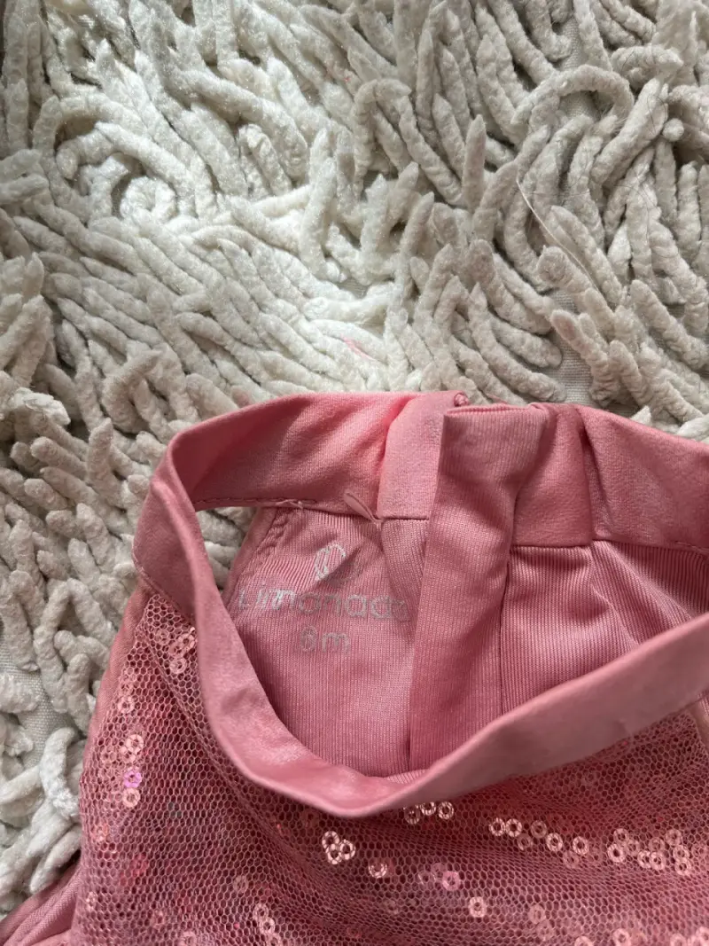 Vestido de niña rosa con lentejuelas y perlas - 3