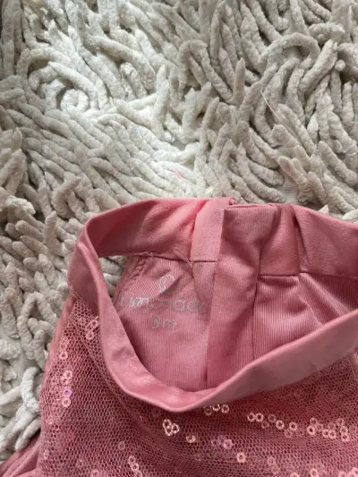 Vestido de niña rosa con lentejuelas y perlas - miniatura 3