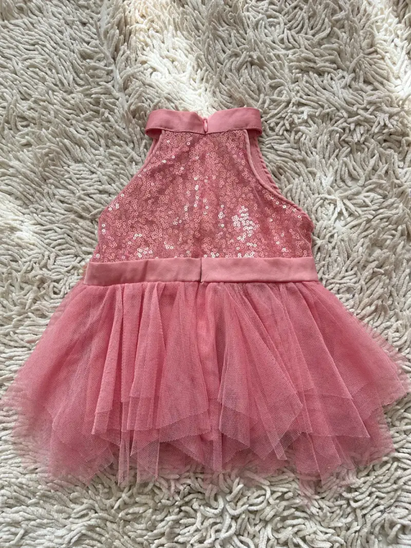 Vestido de niña rosa con lentejuelas y perlas - 4