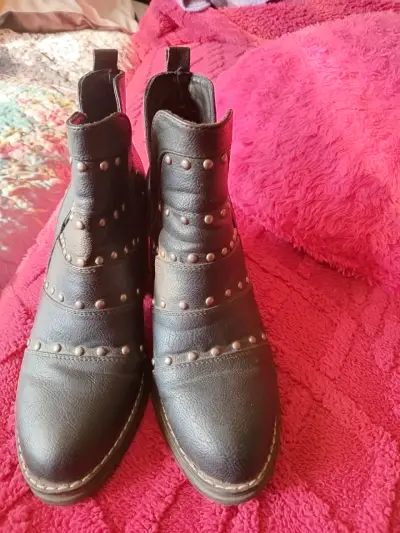 Botines de cuero con tachas para mujer - miniatura 1