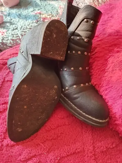 Botines de cuero con tachas para mujer - miniatura 2