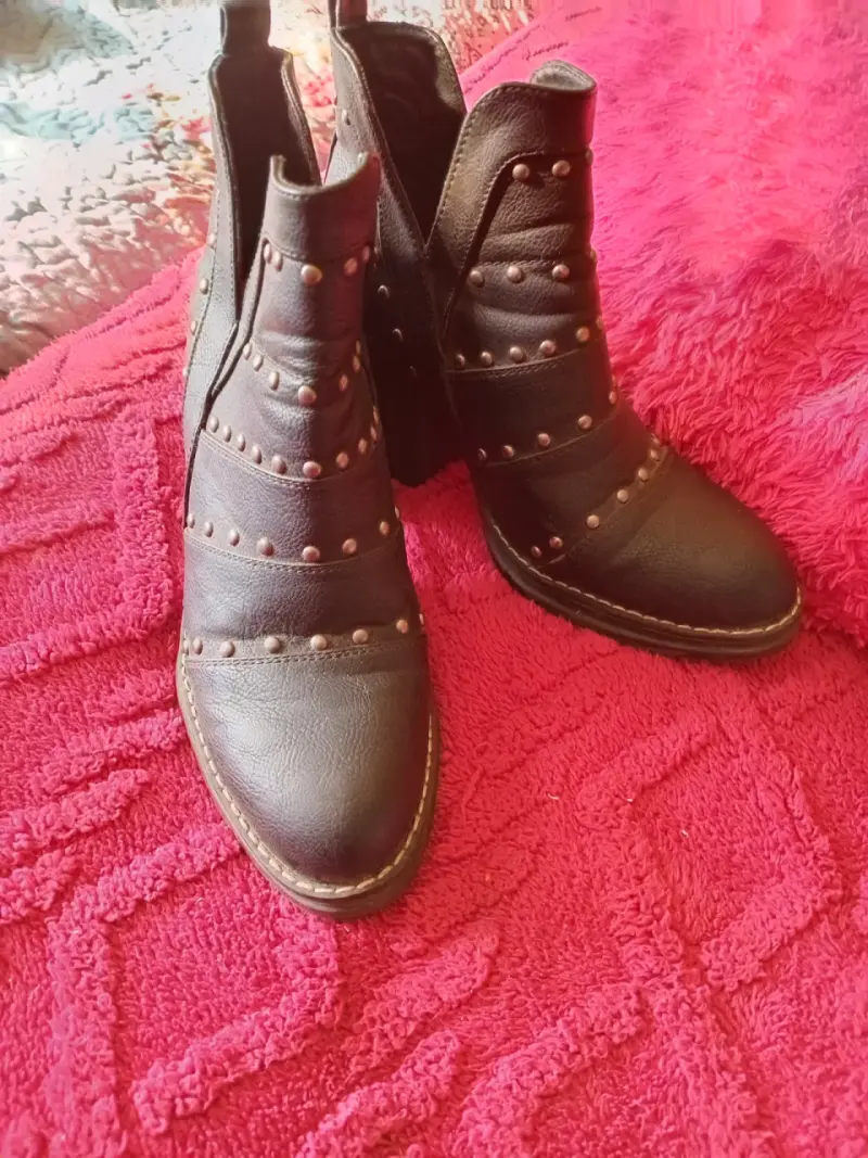 Botines de cuero con tachas para mujer - 4