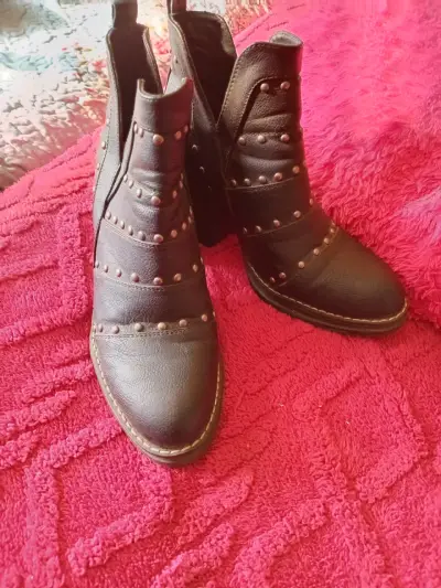 Botines de cuero con tachas para mujer - miniatura 4