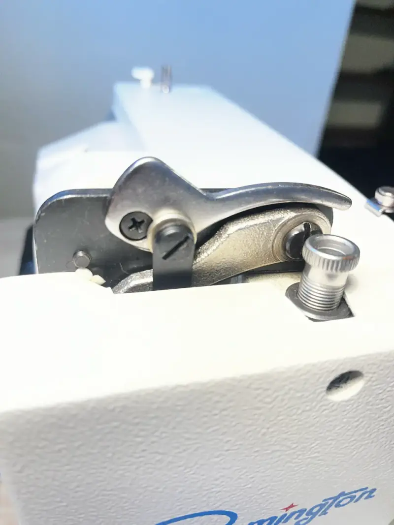Máquina de coser portátil con estuche remigton - 2