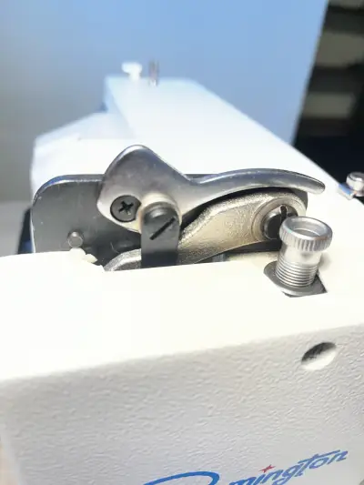 Máquina de coser portátil con estuche remigton - miniatura 2