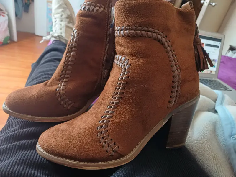 Botines de gamuza marrón con tacón
