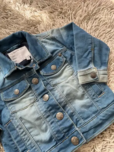 Chaqueta de mezclilla para niña azul - miniatura 3