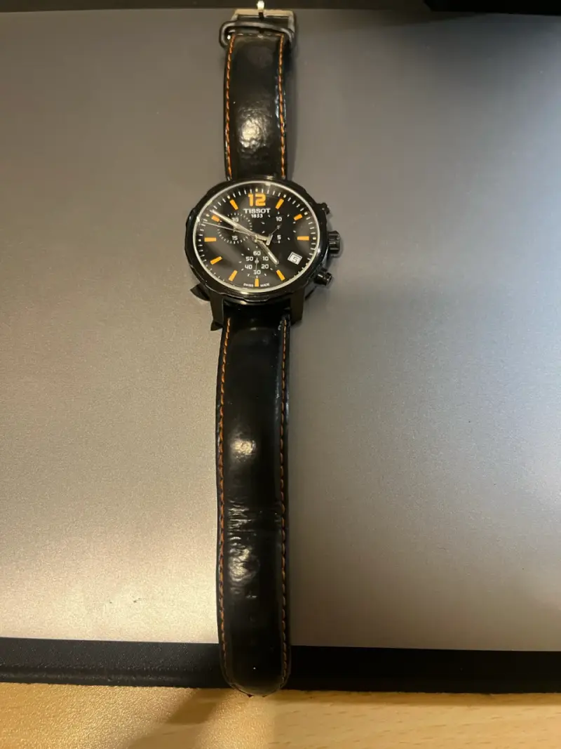 Reloj Tissot negro con correa de cuero - 1