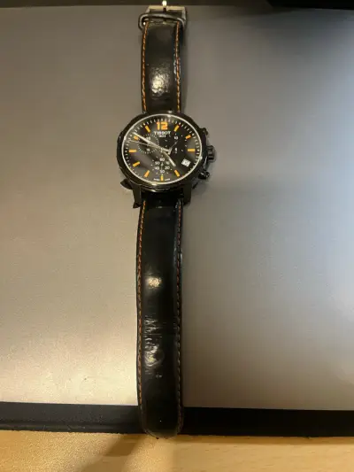 Reloj Tissot negro con correa de cuero - miniatura 1