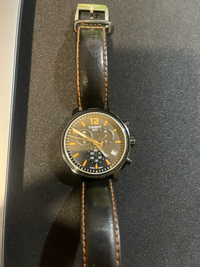 Reloj Tissot negro con correa de cuero - 2