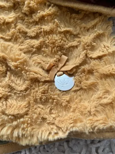 Chaqueta infantil de peluche amarilla con capucha - miniatura 2