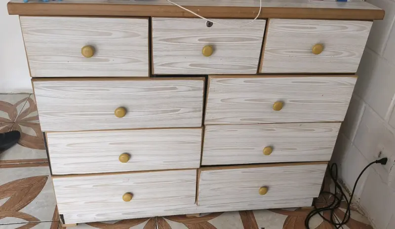 Cómoda de madera con cajones amplios