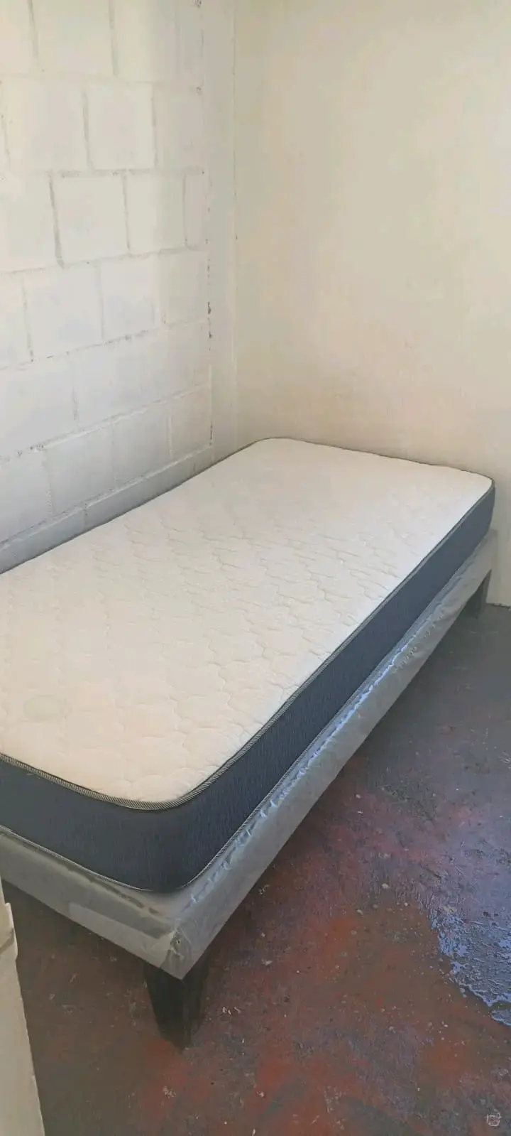 Cama y Colchón de una plaza en buen estado