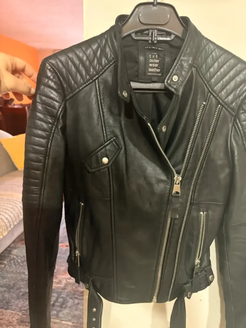 Chaqueta de cuero negra estilo biker,