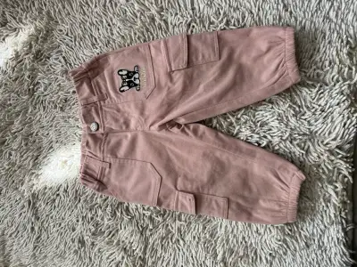 Pantalones rosados para niños con diseño de perro - miniatura 1