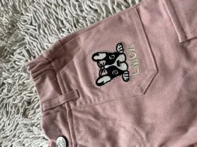 Pantalones rosados para niños con diseño de perro - miniatura 2
