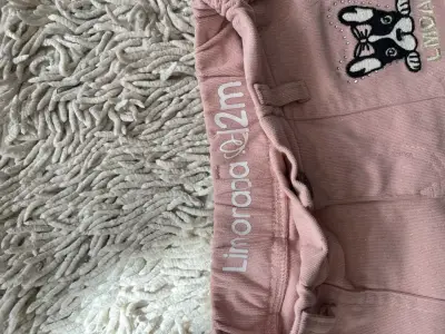 Pantalones rosados para niños con diseño de perro - miniatura 4