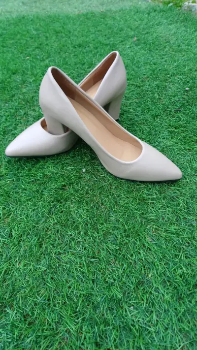 Zapatos de tacón beige elegantes - miniatura 1