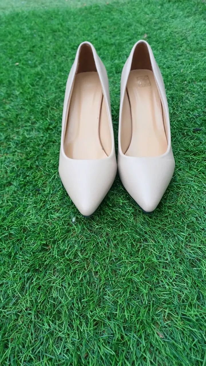 Zapatos de tacón beige elegantes - 2