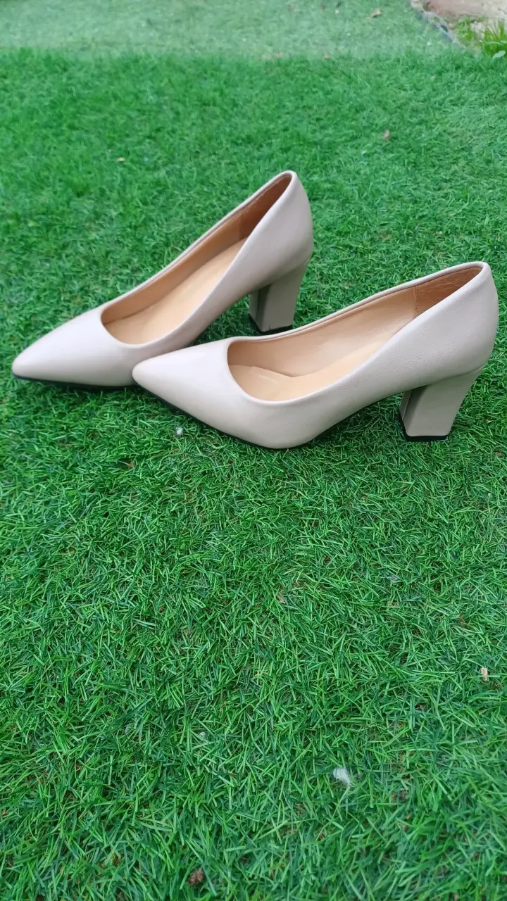 Zapatos de tacón beige elegantes - 3