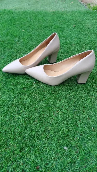 Zapatos de tacón beige elegantes - miniatura 3