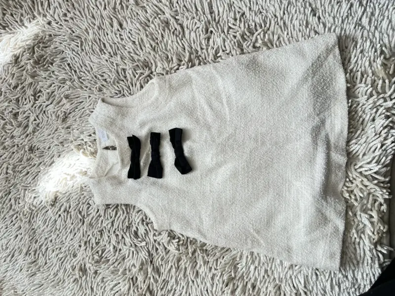 Vestido infantil blanco con lazos negros - 1