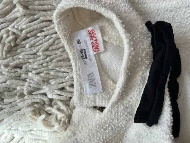 Vestido infantil blanco con lazos negros - 2