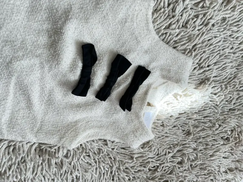 Vestido infantil blanco con lazos negros - 4