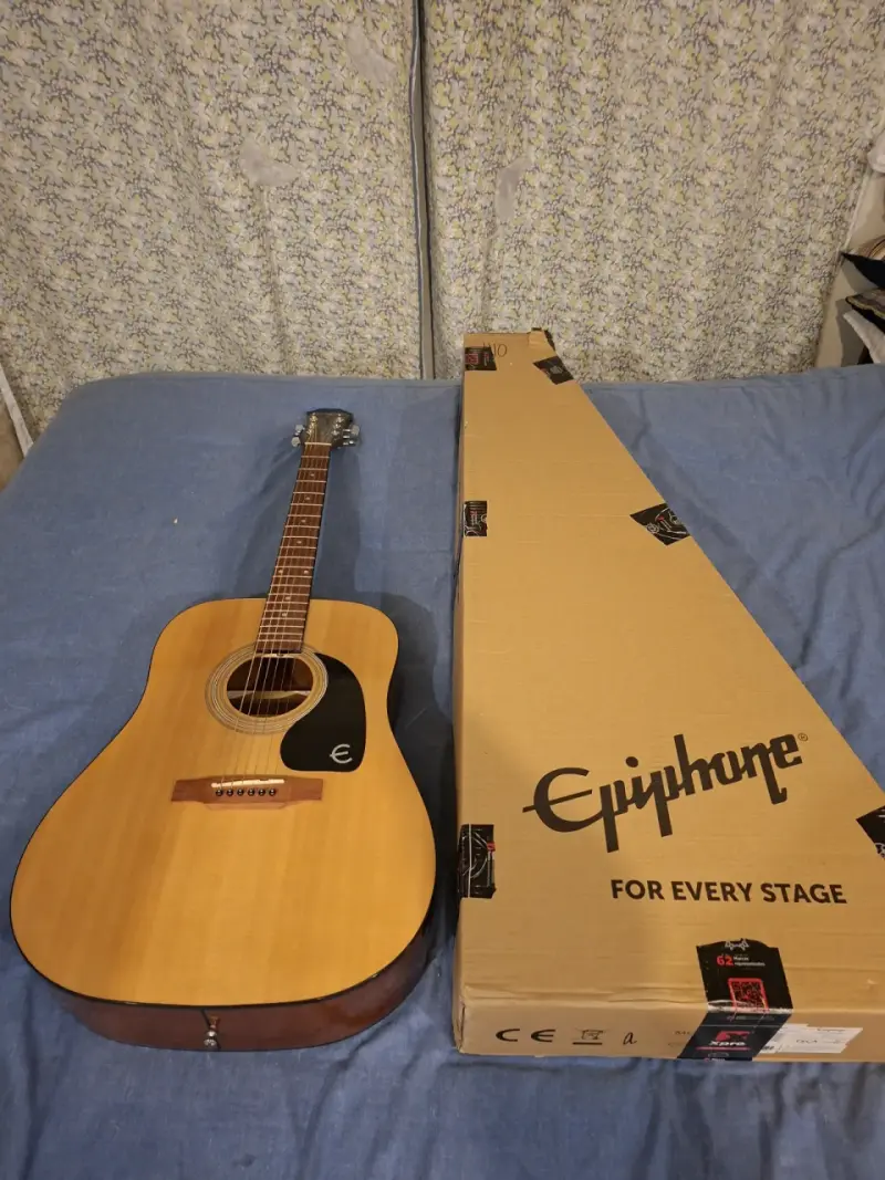 Guitarra acústica Epiphone con caja original - 1