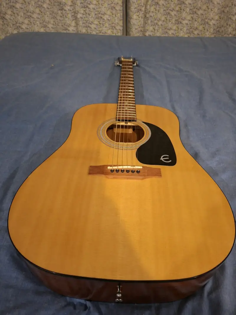 Guitarra acústica Epiphone con caja original - 6