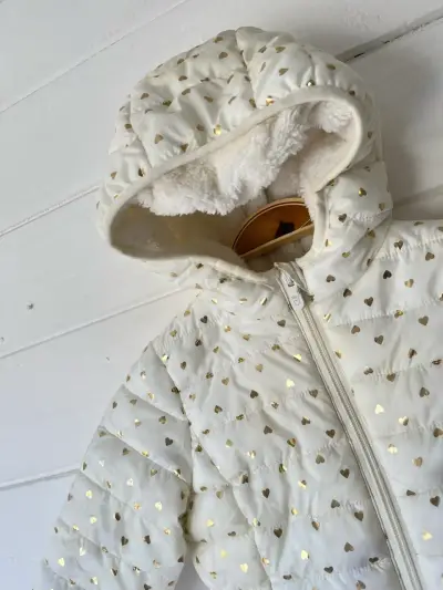 Chaqueta acolchada blanca con corazones dorados - miniatura 3