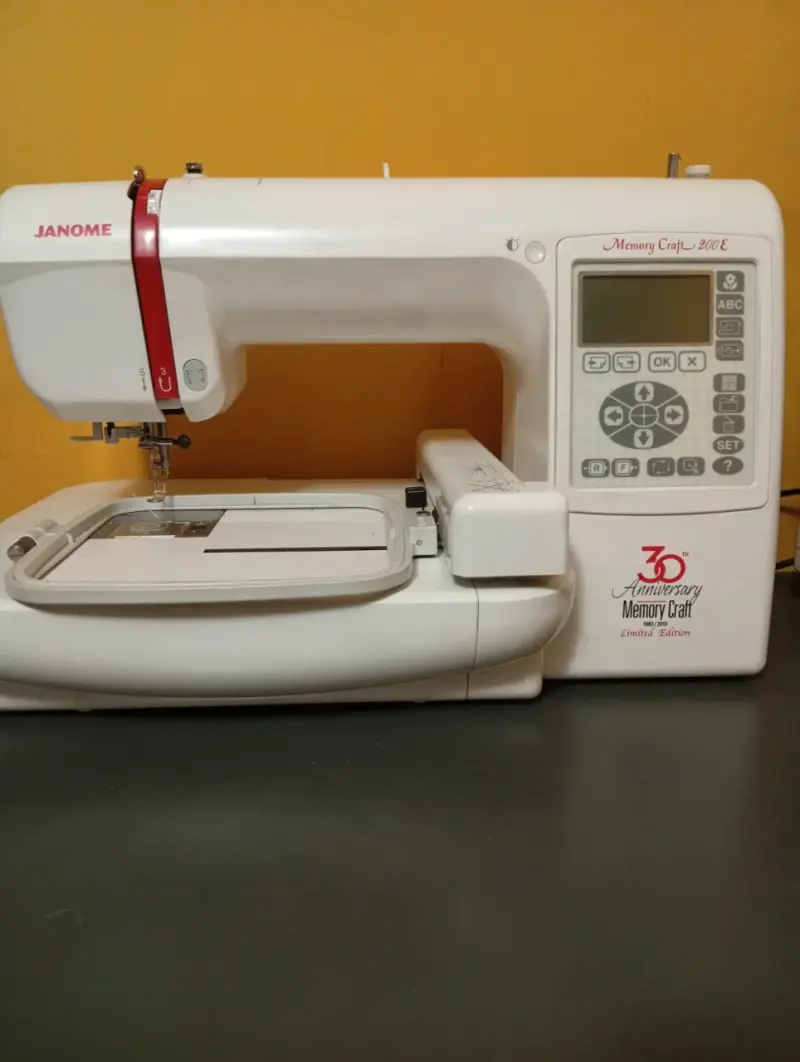 Máquina de bordar Janome Memory Craft 200E