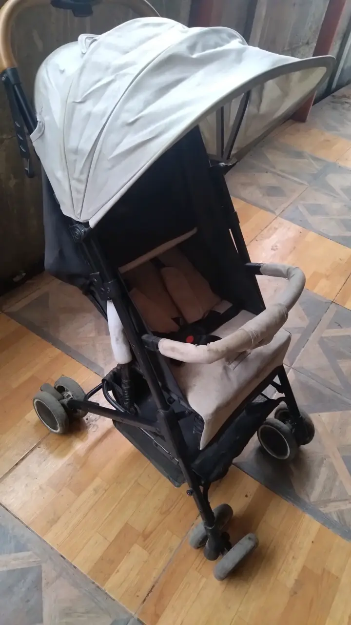 Coche de paseo plegable beige para bebé - 1