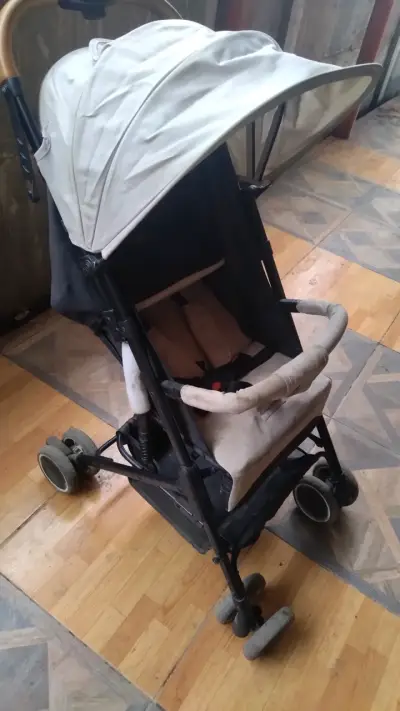 Coche de paseo plegable beige para bebé - miniatura 1