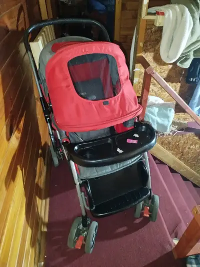 Coche de bebé Infanti rojo con bandeja - miniatura 1