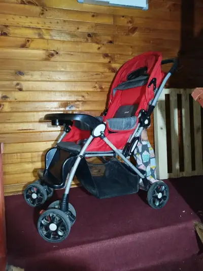 Coche de bebé Infanti rojo con bandeja - miniatura 2