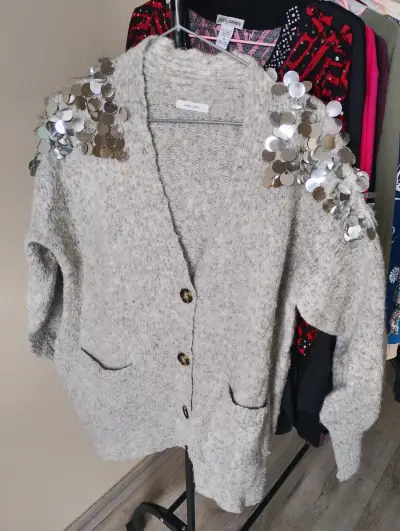 Cárdigan gris con lentejuelas en hombros - miniatura 1