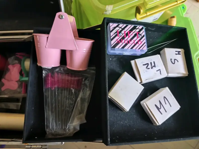 Maleta organizadora de maquillaje negra - 4