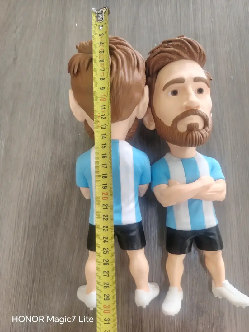 Figura decorativa de futbolista con uniforme celeste - 1