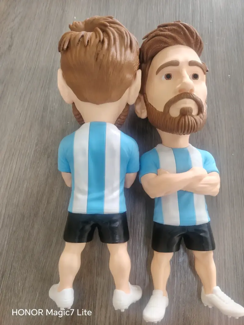 Figura decorativa de futbolista con uniforme celeste - 2