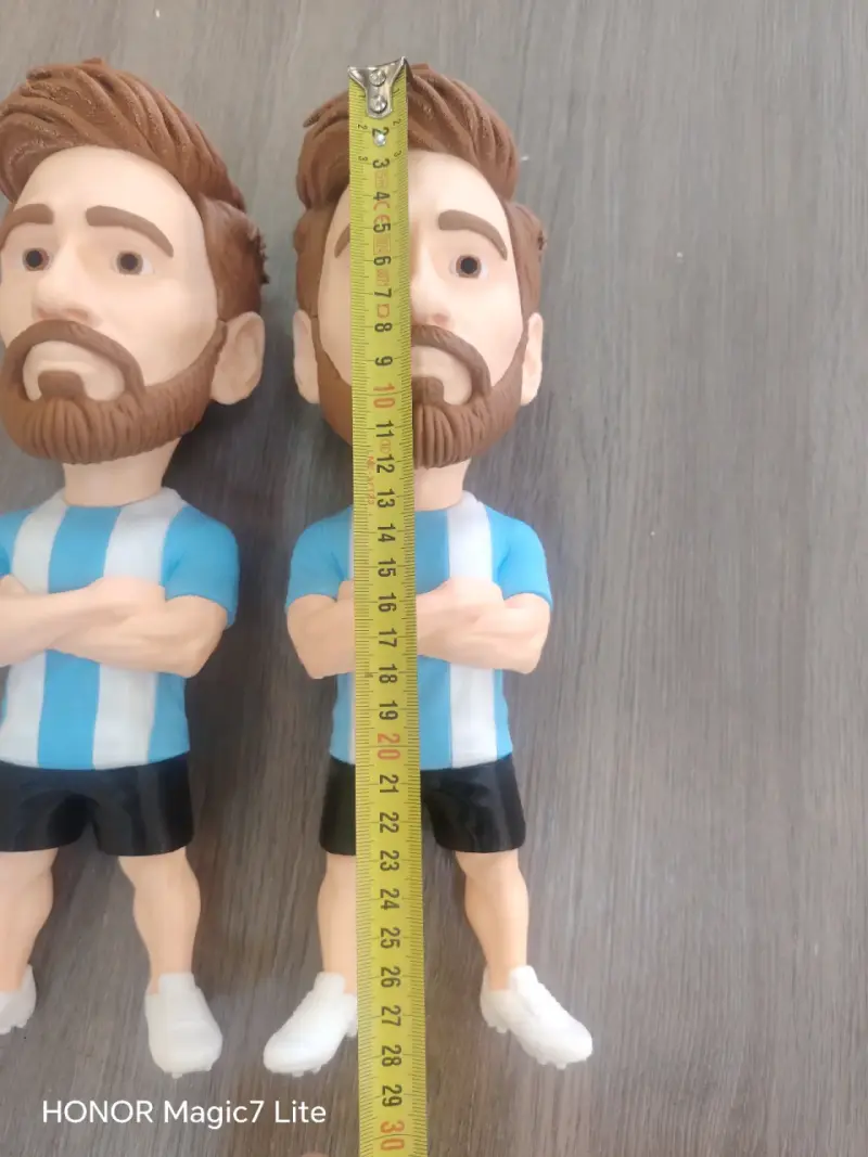 Figura decorativa de futbolista con uniforme celeste - 3