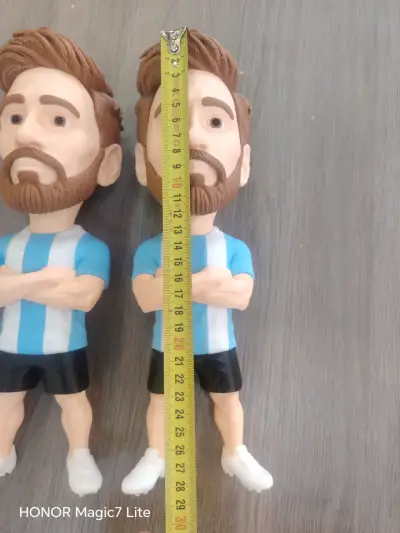 Figura decorativa de futbolista con uniforme celeste - miniatura 3