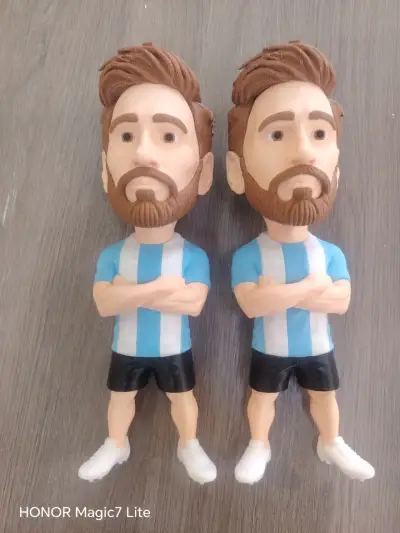 Figura decorativa de futbolista con uniforme celeste - miniatura 4