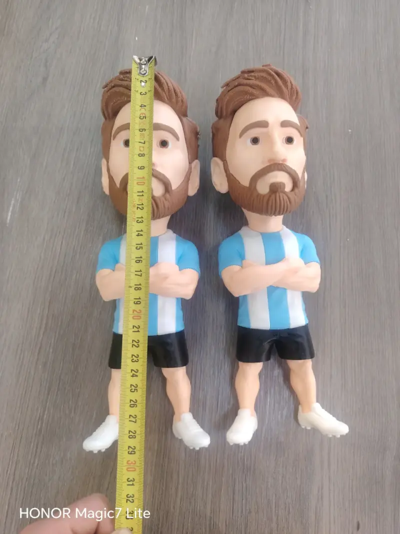 Figura decorativa de futbolista con uniforme celeste - 5