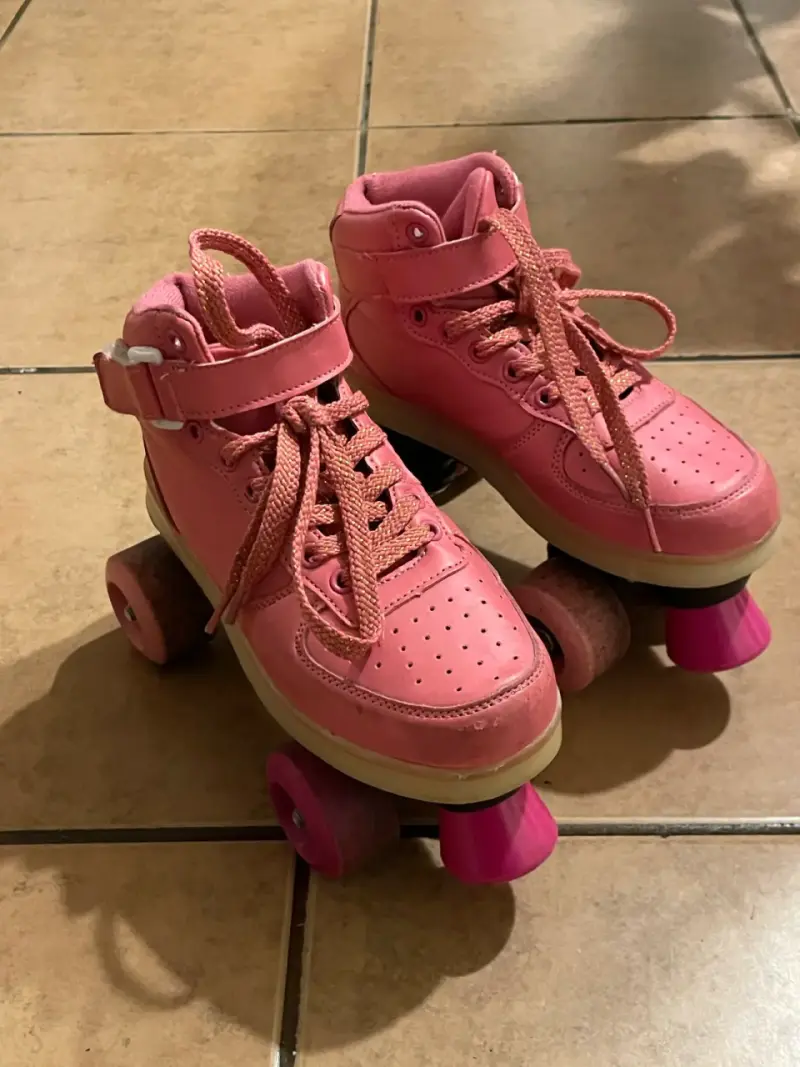 Patines de cuatro ruedas rosados para mujer